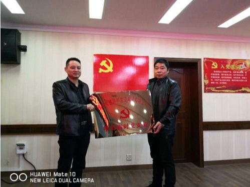 践行国企担当，助力脱贫攻坚_党旗飘扬在自然村通水泥路施工一线(图1)