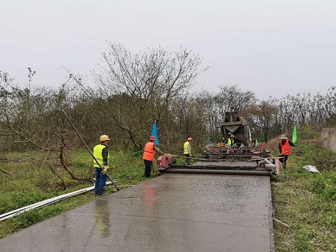 践行国企担当，助力脱贫攻坚_党旗飘扬在自然村通水泥路施工一线(图2)