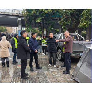 顶风冒雪保畅通，国有企业有担当——市国资委领导深入人民路（朗州路至常德大道）督导防范冰冻工作